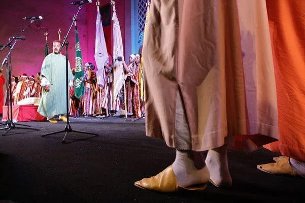 Muzycy w tradycyjnych strojach na scenie Festiwalu Muzyki Sakralnej w Fezie