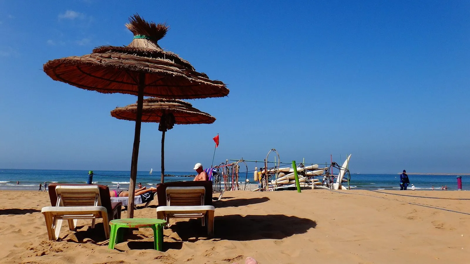 Maroko | Parasole na plaży w Agadirze