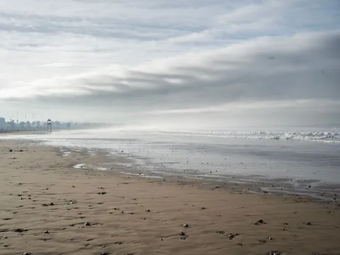 Pusta plaża w Agadirze we mglisty poranek