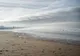 Pusta plaża w Agadirze we mglisty poranek