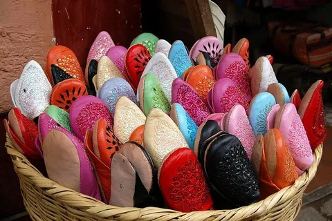 Maroko | Niezwykle barwne i ozdobne są baboosh kobiece