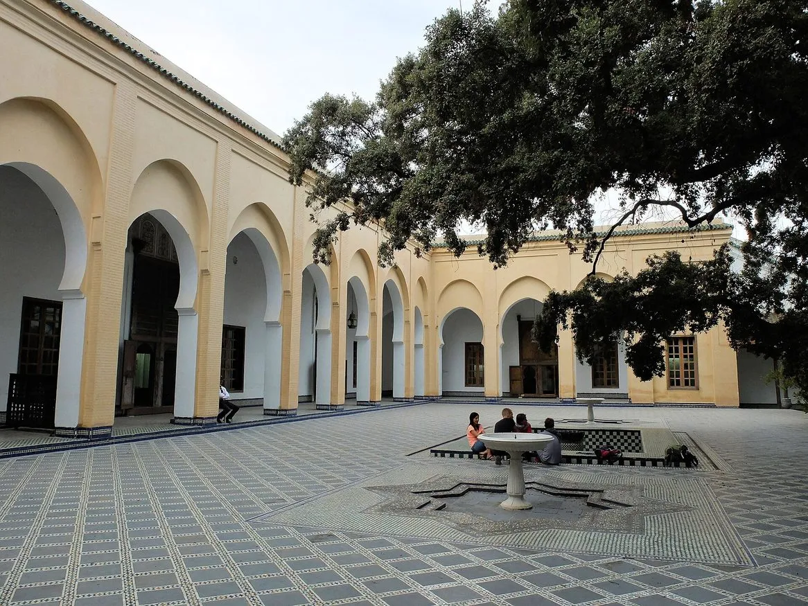 Maroko (Fez) | Arkady wokół dziedzińca Muzeum Dar Batha