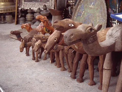 Drewniane figurki wielbłądów
