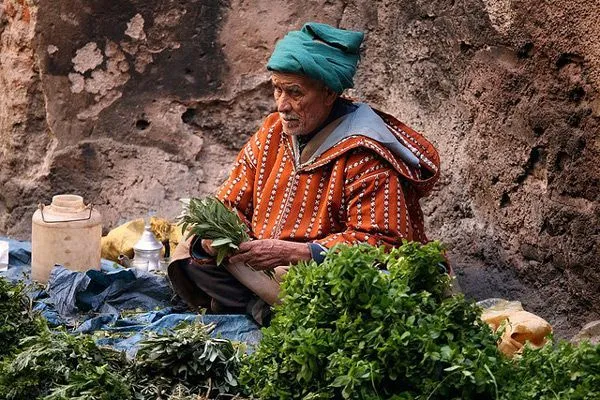 Maroko | Duży kaptur nie tylko chroni przed wiatrem i słońcem, ale także pełni rolę dodatkowej kieszeni