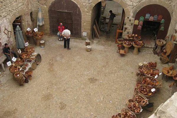 Maroko | Klimatyczny targ w Essaouiri pełen wyrobów z marokańskiej tui