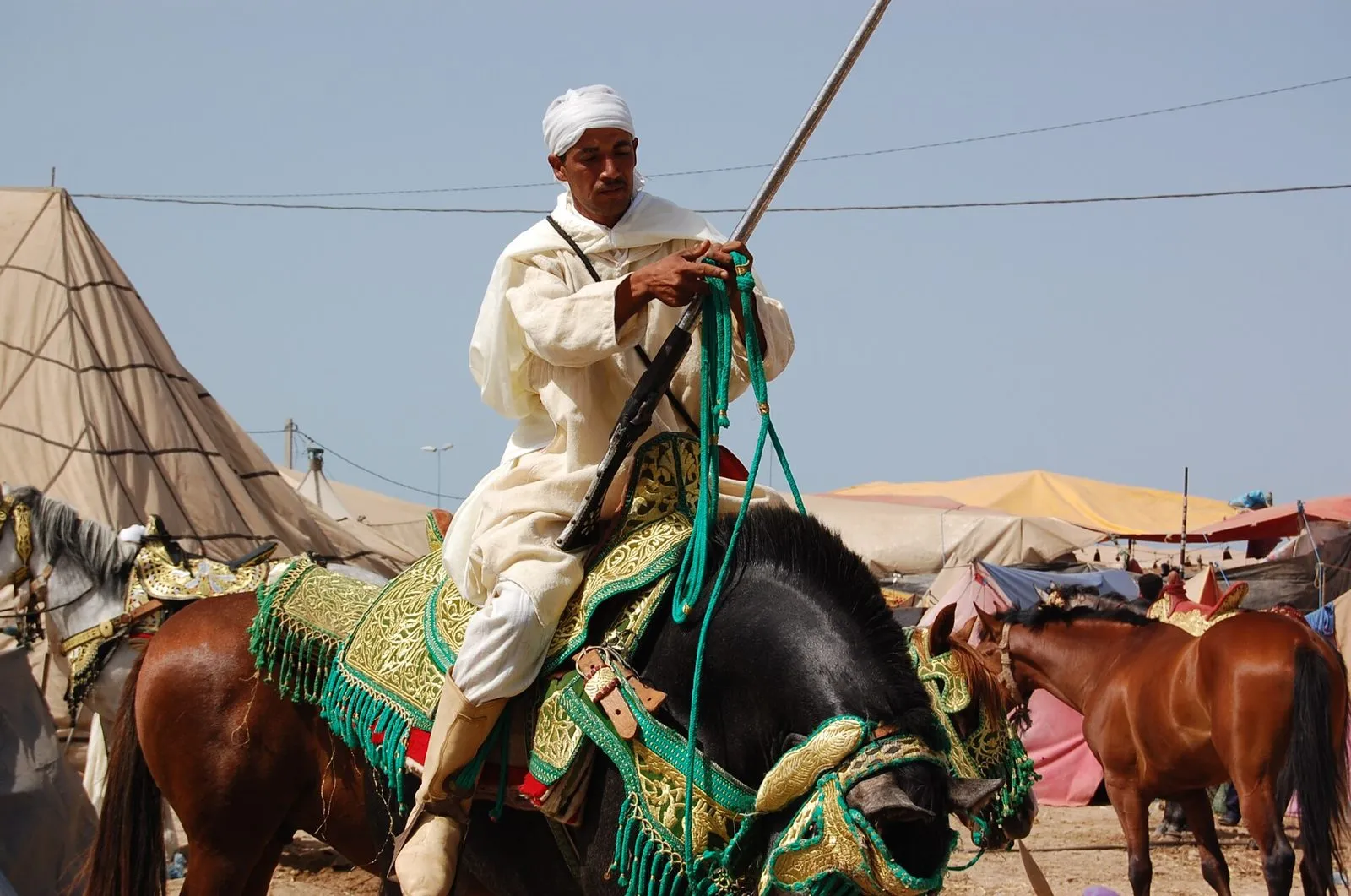 Maroko | Jeździec w odświętnym stroju podczas fantazji w Moulay Abdallah