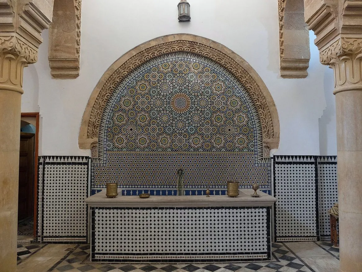 Maroko | Fontanna z mozaiką w hammamie Saffarin w Fezie