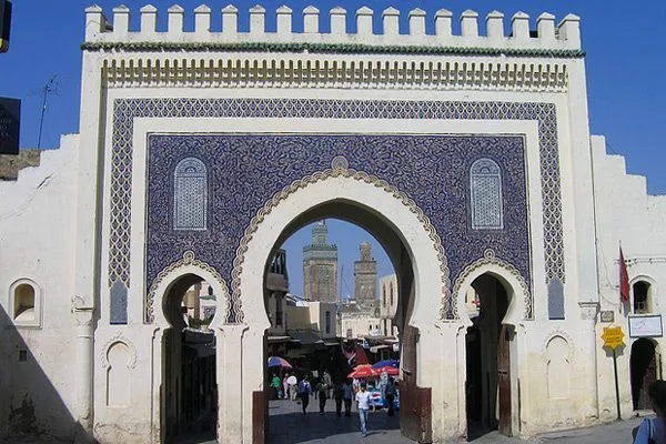 Maroko | Charakterystyczna Błękitna Brama w dawnych murach obronnych Fezu