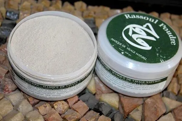 Maroko | Marokańska glinka ghassoul w postaci pudru, który należy wymieszać z wodą