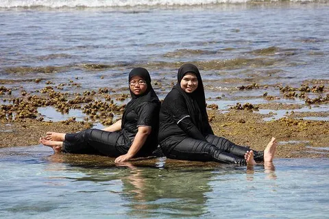 Moda islamska | Muzułmanki nie muszą odmawiać sobie przyjemności pływania