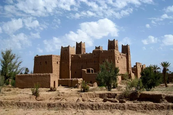 Maroko | Kazba zazwyczaj ma kwadratowy kształt i przypomina małą warownię