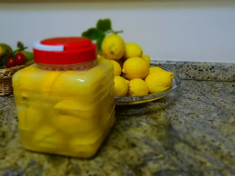 Słoik kiszonych cytryn