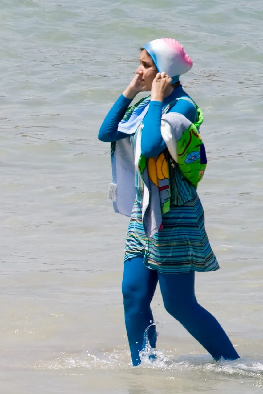 Kobieta w stroju kąpielowym burkini
