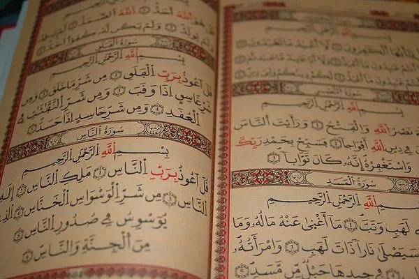 Otwarty Koran z arabskim pismem