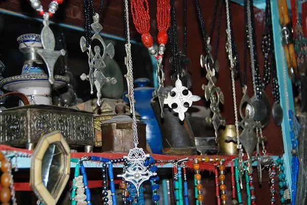 Maroko | Co oznaczają charakterystyczne marokańskie wisiorki w formie krzyży?