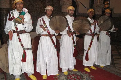 Maroko | Tancerze z bębenkami umilający pobyt gościom w restauracji Al-Fassiya w Fezie