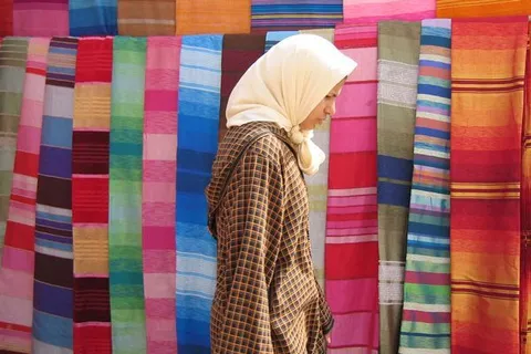 Maroko | Turyści żywo zainteresowani sposobem wyrobu marokańskich tkanin chętnie odwiedzają tradycyjne wioski, przyczyniając się tym samym do intensywnego rozwoju turystyki w tych regionach