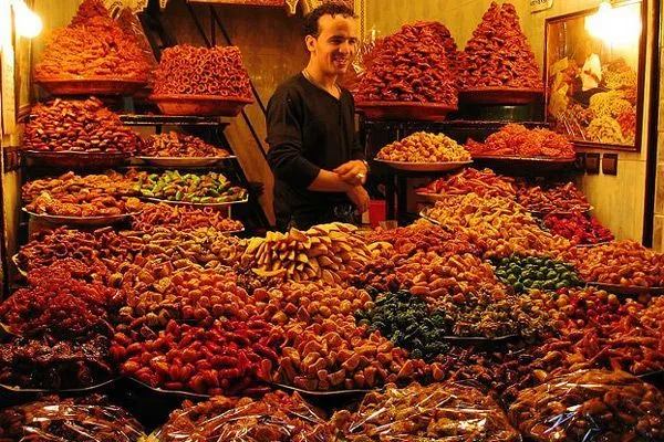 Maroko | Stragan ze słodyczami w Marrakeszu