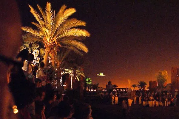 Maroko | Marokańska noc festiwalowa (w tle - laserowa projekcja latającego dywanu)