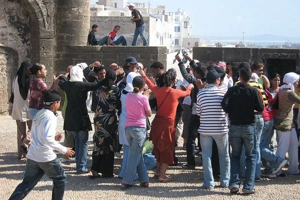 Maroko | Młodzież tańcząca na ulicach As-Sawiry