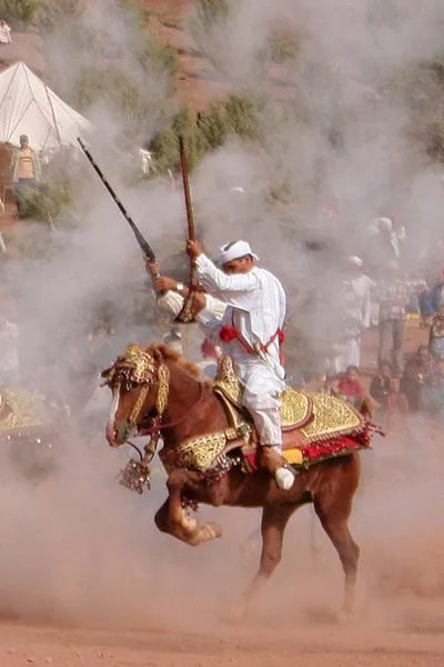Maroko | Na potrzeby pokazu i konie i zawodnicy przywdziewają odświętne stroje