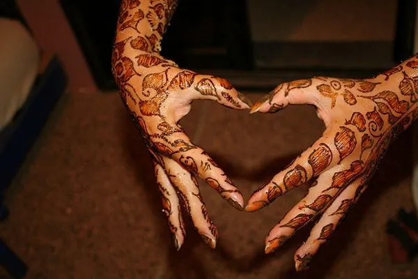 Maroko | Misterne, ażurowe wzory zdobią dłonie i stopy marokańskich kobiet