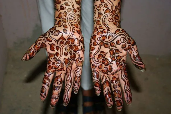 Maroko | Na dzień przed ślubem panna młoda poddawana jest ceremonii henny