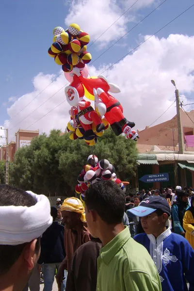 Maroko | Jak widać Mikołaje możemy spotkać w Maroku nawet w maju, tu: na Marokańskim Festiwalu Róż Kelaa M’gouna