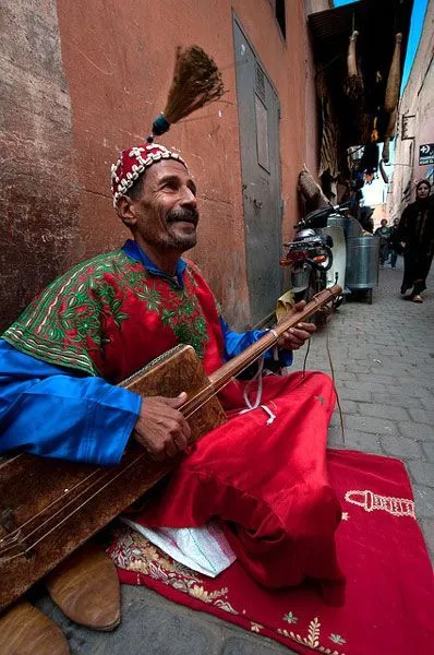 Maroko | A tak wygląda guembri (instrument znany także jako: sintir, gimbri lub hejhouj)
