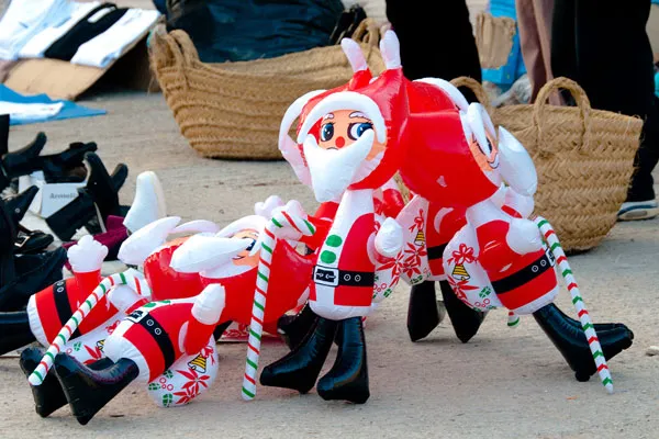 Maroko | Dmuchane Mikołaje sprzedawane na ulicach Meknes w dniu 23 grudnia