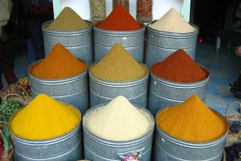 Maroko | Kolorowe ulice i pachnące tysiącem przypraw targi Maroka mogą zainspirować każdego