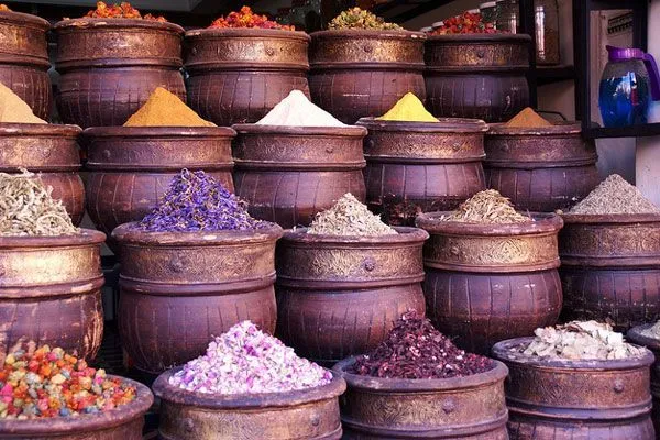 Maroko | Barwne i aromatyczne przyprawy na marokańskim targu