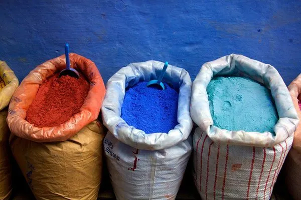 Maroko - Szefszawan | Na tle błękitu ostro odcinają się intensywne kolory sprzedawanych na straganach produktów