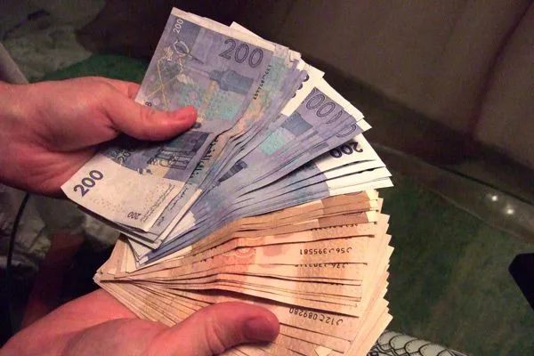 Plik banknotów marokańskich dirhamów w dłoniach