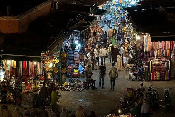 Maroko | Wiele stoisk otwartych jest do późnych godzin nocnych