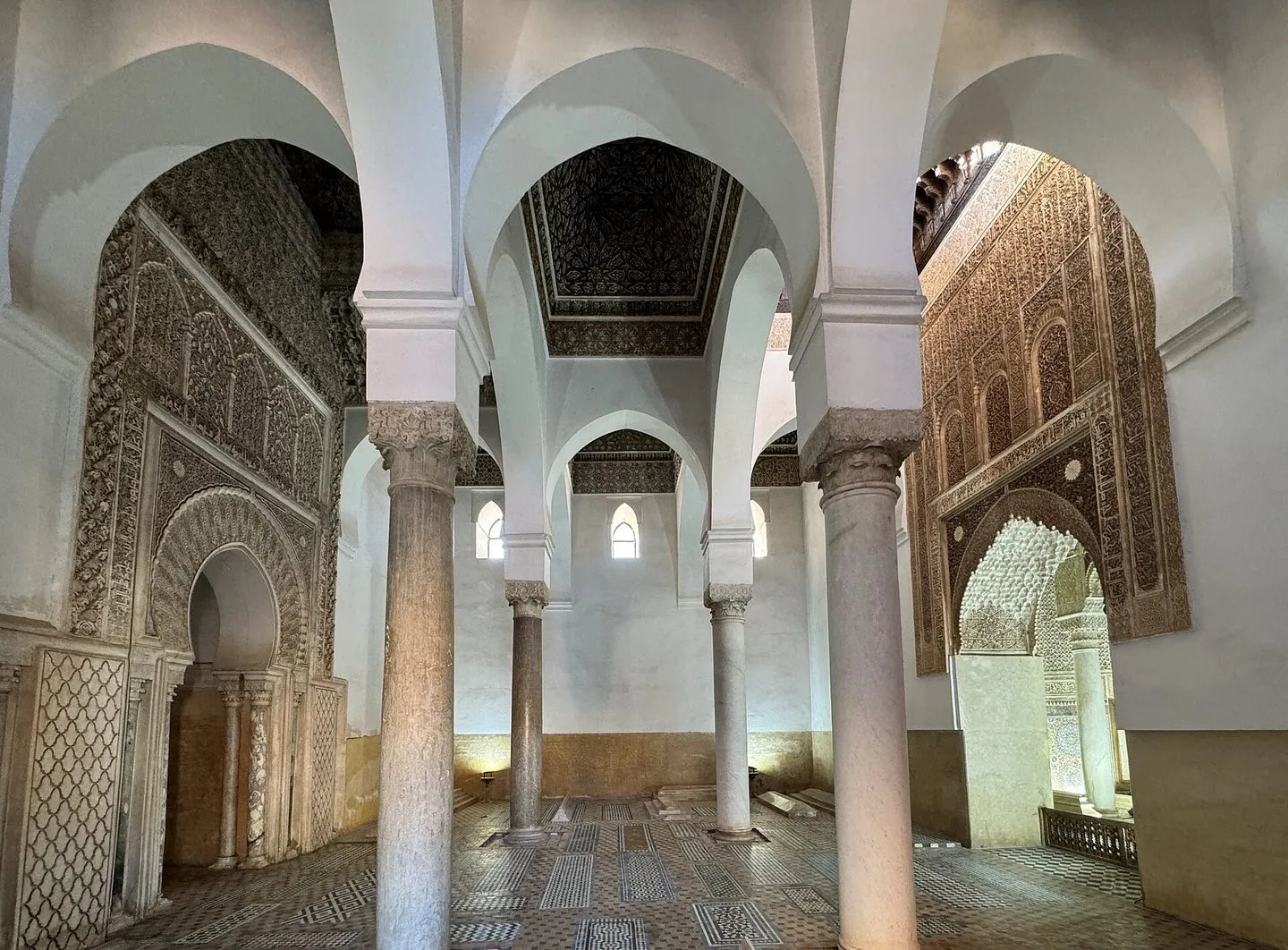 Maroko | Wnętrze mauzoleum Grobowców Saadytów w Marrakeszu