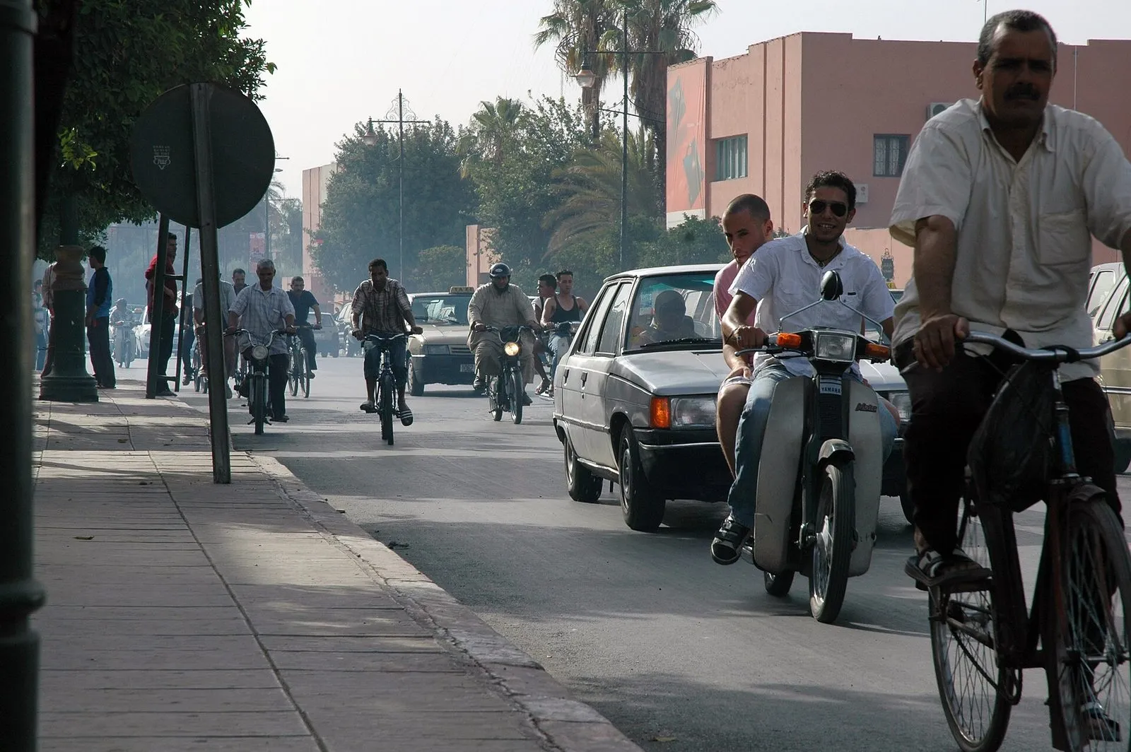 Maroko | Ruch uliczny na Avenue Mohammed V w Marrakeszu