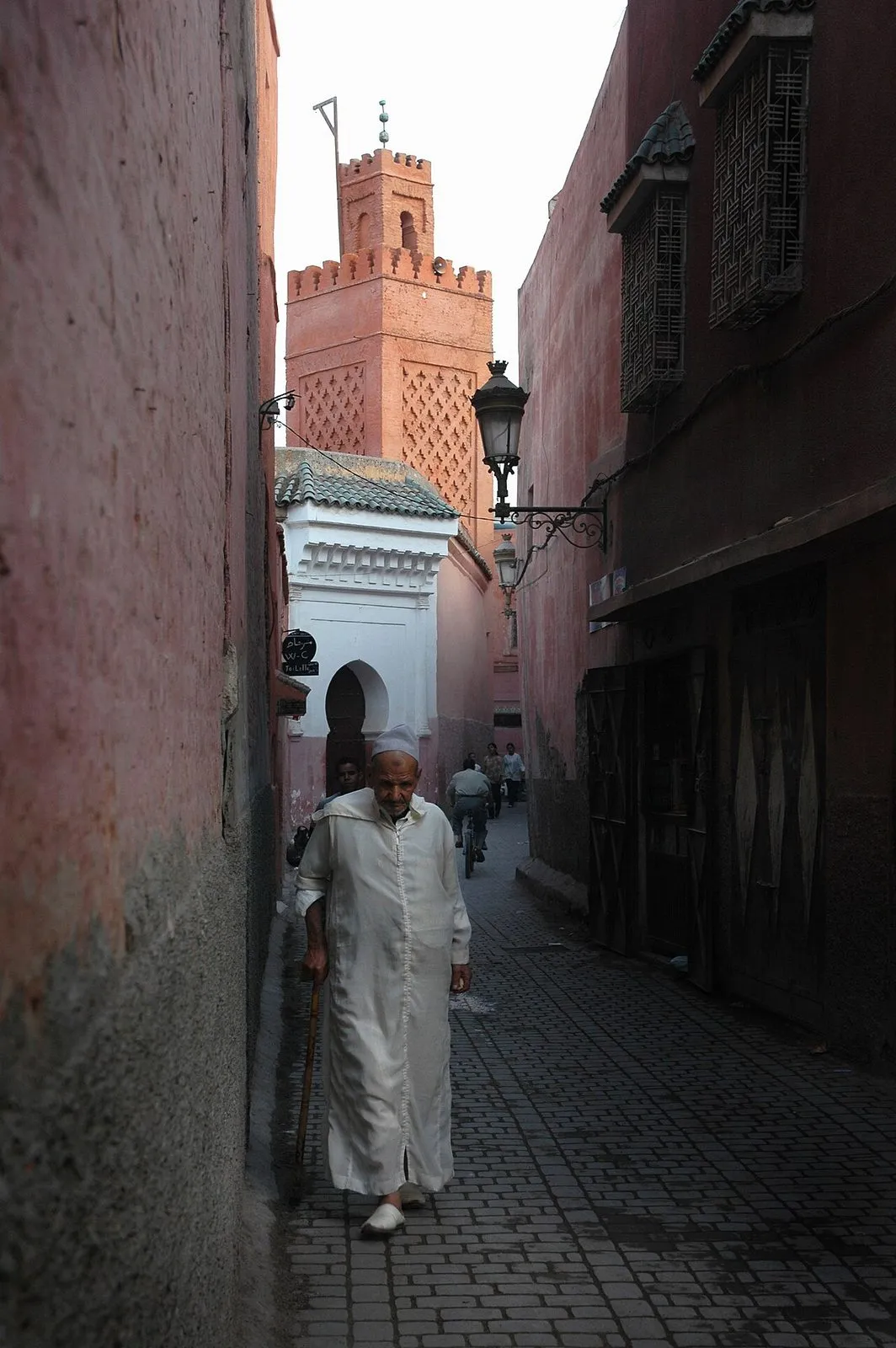 Maroko | Starszy mężczyzna przed meczetem Al-Wusta w Marrakeszu