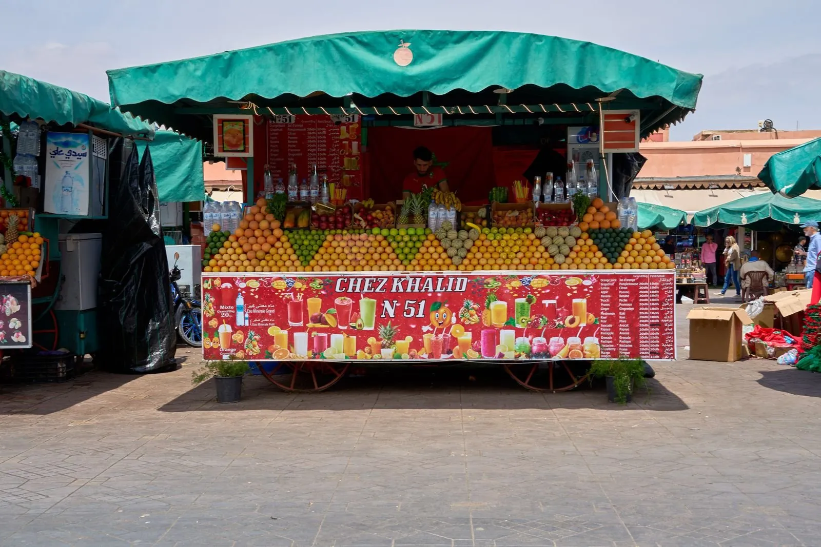 Kolorowy stragan z owocami i świeżymi sokami w Marrakeszu