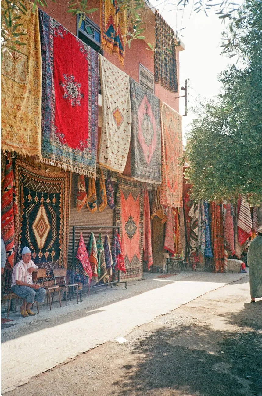 Maroko | Sprzedawca dywanów w sukach Marrakeszu