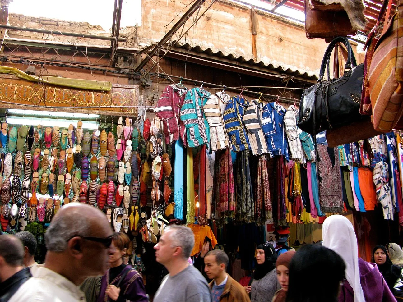 Maroko | Kolorowe tkaniny i ubrania na suku w Marrakeszu Maroko | Kolorowe tkaniny i ubrania na suku w Marrakeszu