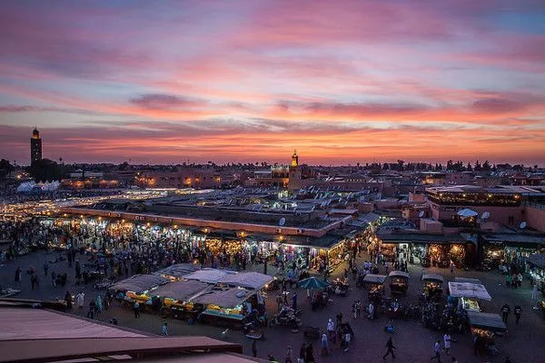 Maroko | Plac Dżemaa el-Fna o zachodzie słońca