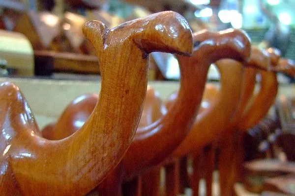 Maroko | Rzeźbione w drewnie, pachnące wielbłądy