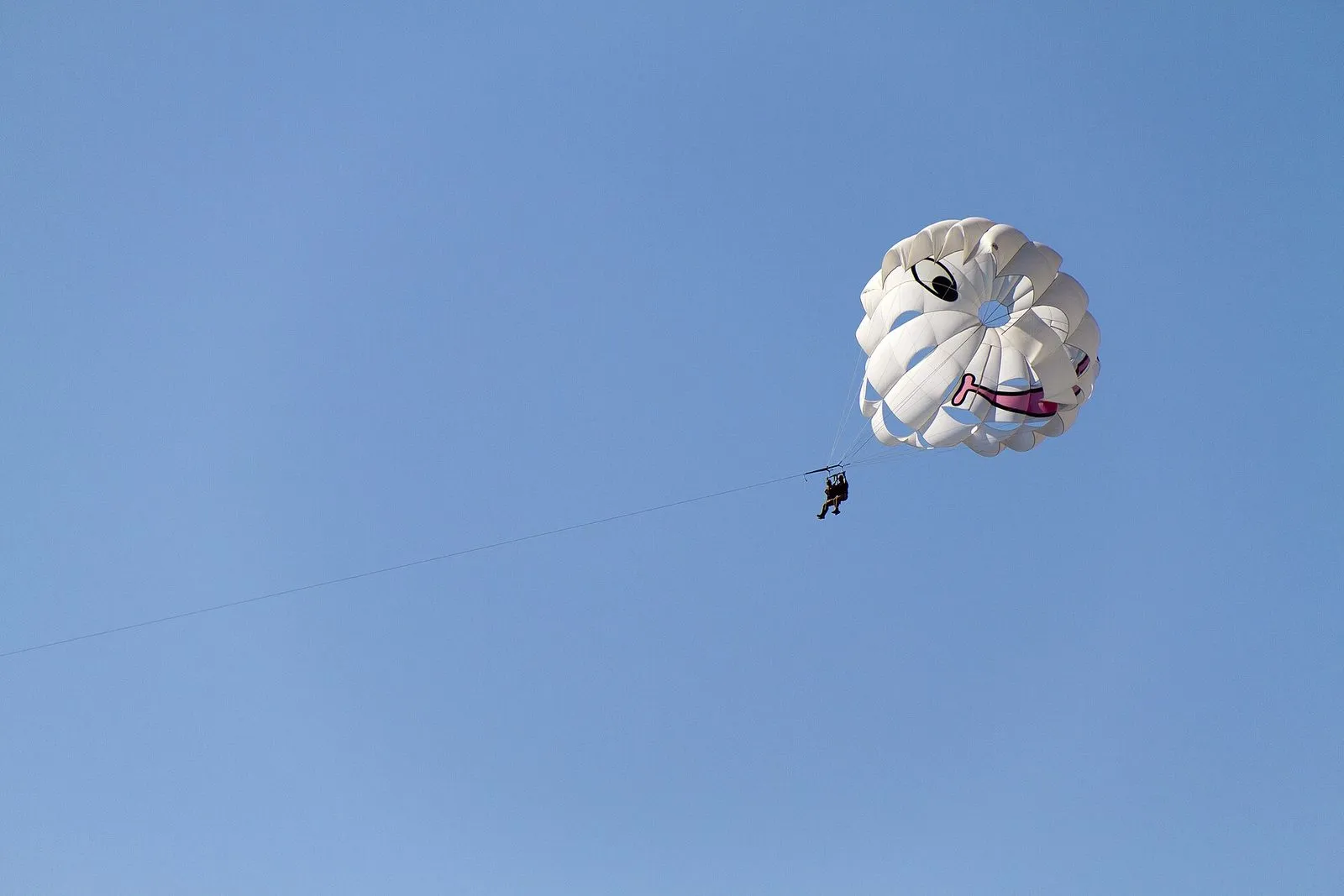 Parasailer na tle błękitnego nieba