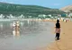 Plażowicze na szerokiej, piaszczystej plaży w Agadirze w słoneczny dzień