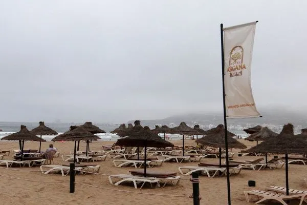 Maroko | Wiele hoteli ma na plaży wystawione swoje leżaki