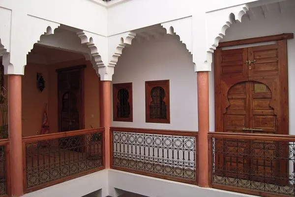 Maroko | Riady to typowe marokańskie domy z wewnętrznym, kwadratowym lub prostokątnym, niezadaszonym ogrodem lub dziedzińcem