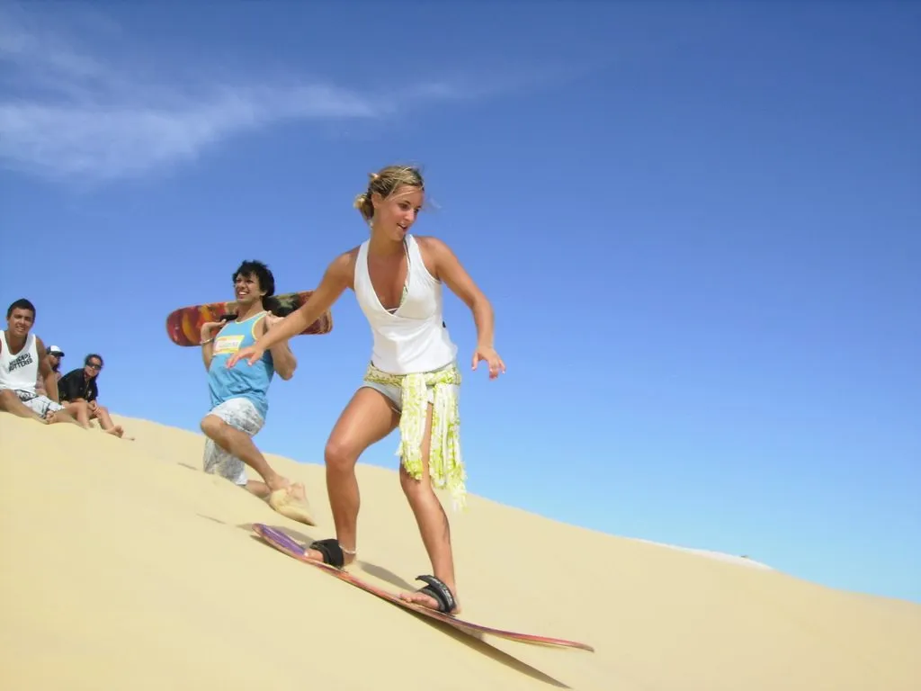 Sandboarding – zjazd na desce z wydmy