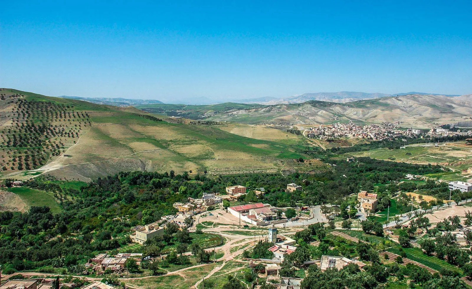 Zielone, górzyste okolice Tazy w regionie Fez-Meknes