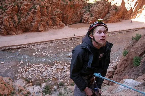 Maroko | Wysokie, czerwone ściany wąwozu umiłowali sobie miłośnicy górskich wspinaczek